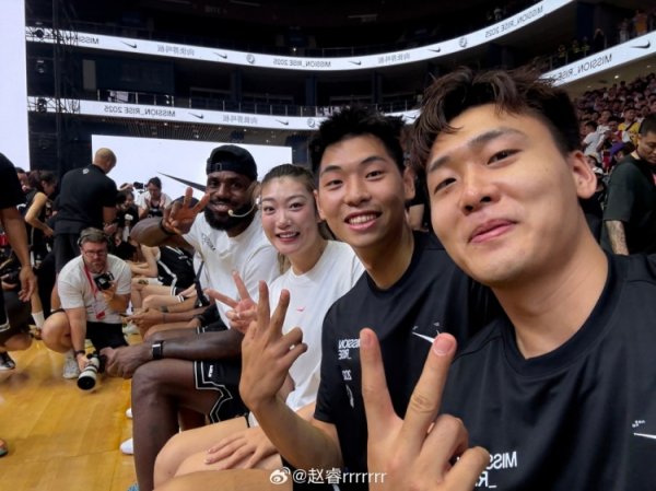 Hãy liên lạc gần gũi với James! Zhao Rui đã đăng 18 ảnh hoạt