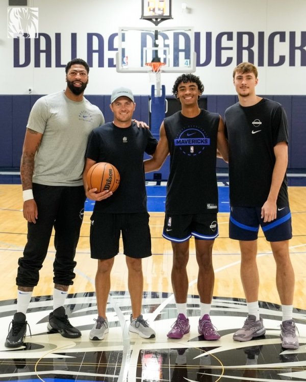 Jordan Spieth khám phá Mavericks và chụp ảnh với Davis &