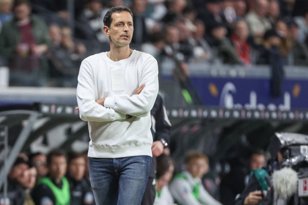 Huấn luyện viên Frankfurt nói về Champions League vs Atletic